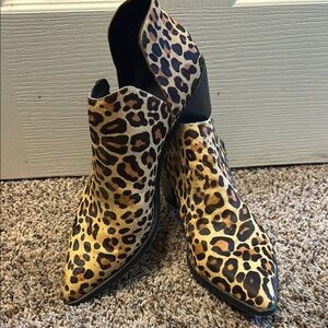 Dolce Vita Size 8 Leopard Print Ankle Bootie’s
